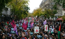 Les manifestants, y compris la coalition de gauche Nupes - Mathilde Panot (C), députée LFI, participent à une manifestation pour exiger un cessez-le-feu immédiat à Gaza sur la Place de la République à Paris, le 11 novembre 2023