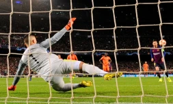 La star du Barça Lionel Messi marque un penalty contre Lyon en 8es de finale retour de Ligue des champions, le 13 mars 2019 au Camp Nou