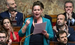 La présidente du groupe La France insoumise (LFI), Mathilde Panot (c), durant la session de questions au gouvernement, le 12 décembre 2023 à Paris