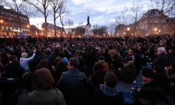 Des manifestants participent au mouvement "Nuit debout", le 11 avril 2016, place de la République à Paris
