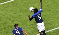 Le défenseur de l'équipe de France Samuel Umtiti fait une main dans la surface contre l'Australie, le 16 juin 2018 à Kazan