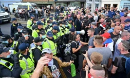 "Débarrassez nos rues de ces ordures": des dizaines de militants anti-migrants manifestent le 5 septembre 2020 à Douvres, au Royaume-Uni, qui connaît des records d'arrivées de migrants par la Manche.