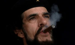 Uniforme vert olive, béret noir étoilé, barbe et cheveux légèrement ondulés: à Caracas, le Che vénézuélien, Humberto Lopez, cultive avec soin sa ressemblance avec Ernesto Che Guevara.