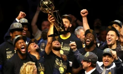 Les Golden State Warriors fêtent leur 3e titre NBA après leur victoire sur les Cavaliers lors du match 4 de la finale, à Cleveland, le 8 juin 2018