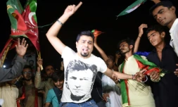 Des partisans d'Imran Khan, vainqueur autoproclamé des élections, célèbrent 
l'événement à Karachi le 26 juillet 2018.