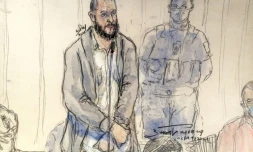 Croquis d'audience réalisé le 2 novembre 2021 montrant Salah Abdeslam (L), principal accusé au procès des attentats du 13-Novembre, devant la cour d'assises spéciale de Paris