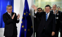 L'ex-président de la Commission européenne Jose Manuel Barroso (D) et son successeur Jean-Claude Juncker, le 30 octobre 2014, à Bruxelles