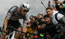 Mathieu van der Poel dans Paris-Roubaix le 13 avril 2025