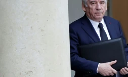Le Premier ministre François Bayrou quitte le Palais présidentiel de l'Elysée après la réunion hebdomadaire de son cabinet, le 21 avril 2025