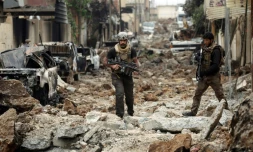 Des soldats irakiens tentent de reprendre le contrôle de l'ouest de Mossoul, le 11 avril 2017