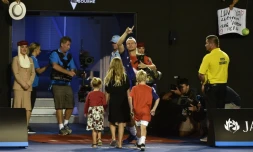 Lleyton Lleyton Heiwtt (c) entouré de membres de sa famille après son dernier mach sur circuit perdu contre David Ferrer à l'Open d'Australie, le 21 janvier 2016 à Melbourne