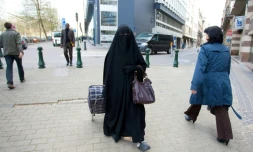 Une femme vêtue d'un niqab, dans les rues de Bruxelles, le 27 avril 2010