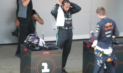 Le Britannique Lewis Hamilton (Mercedes) parle avec le Néerlandais Max Verstappen (Red Bull, d) aprÚs les qualifications du GP d'Espagne, le 15 août 2020 à Montmelo, prÚs de Barcelone