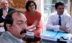 Philippe Martinez, secrétaire général de la CGT (au premier plan), lors de son entrevue avec le Premier ministre Manuel Valls (d) et la ministre du Travail Myriam El Khomri, le 29 juin 2016 à Matignon