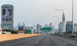 Autoroute déserte à Bangkok, le 22 mars 2020