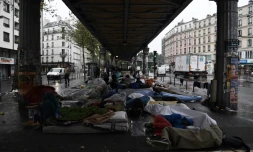 Un campement de migrants sous le métro aérien, le 15 septembre 2016 à Paris