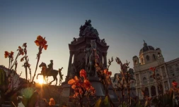 La place Marie-Thérèse, à Vienne, au coucher du soleil, le 8 octobre 2018