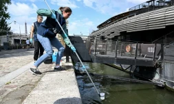 PrélÚvement d'un échantillon d'eau le 4 juillet 2023 dans la Seine en vue d'une compétition test de natation pour les JO de Paris-2024, finalement annulée en raison de la pollution