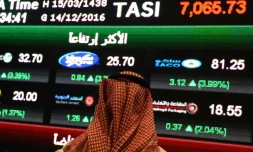 Un Saoudien observe l'indice Tadawul All-Shares Index (Tasi) à Ryad, le 14 décembre 2016.