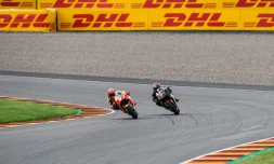 L'Espagnol Marc Marquez (g) au guidon de sa Yamaha lors du GP d'Allemagne, catégorie MotoGP, le 2 juillet 2017 à  Hohenstein-Ernstthal