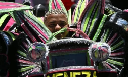 Un participant à la cérémonie d'ouverture officielle du Carnaval de Rio de Janeiro, au Brésil, le 9 février 2024