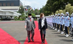 Le ministre indonésien de la Défense Prabowo Subianto accueille son homologue française Florence Parly, le 10 février 2022 à Jakarta