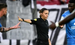 L'arbitre française Stéphanie Frappart lors du match de L2 entre Valenciennes et Béziers le 19 avril 2019