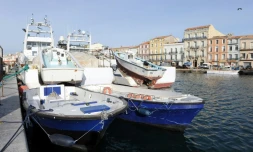 Des bateaux de pĂȘche dans le port de S7te, dans le sud-est de la France, le 2 fĂ©vrier 2010