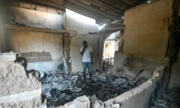 Un habitant de Toumodi, dans le centre de la Côte d'Ivoire, se tient dans sa maison brûlée lors d'échauffourées liées à la présidentielle, le 3 novembre 2020.