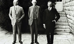 Photo obtenue auprès du Bureau de presse du gouvernement israélien le 24 octobre 2017, montrant l'ancien ministre britannique des Affaires étrangères Arthur Balfour (centre), l'ancien général britannique Edmund Allenby (gauche) et le Haut commissaire britannique pour la Palestine Herbert Samuel en 1925 à Jérusalem