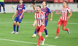 L'Atlético Madrid, porté par un doublé de Saul Niguez (c), a accroché le Barça au Camp Nou, lors du choc de la derniÚre journée de Liga, le 30 juin 2020