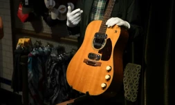 Photo fournie par la maison d'enchères Julien le 11 mai 2020 de la guitare de Kurt Cobain, qui a été adjugée à 6 millions de dollars