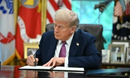 Le président américain Donald Trump signe un décret, le 5 septembre 2025 à la Maison Blanche