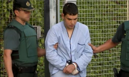 Mohamed Houli Chemlal, un Espagnol de 21 ans, membre présumé de la cellule jihadiste responsable des attentats en Catalogne, sort d'un centre de détention escorté par la guarde civile le 22 août 2017 à Tres Cantos, près de Madrid