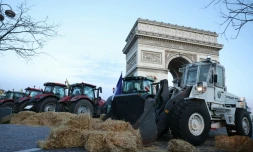 Action surprise autour de l'Arc de Triomphe, la tension agricole toujours vive