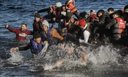 Des migrants venus de Turquie arrivent sur l'Ăźle grecque de Lesbos le 2 novembre 2015