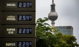 Un panneau affiche les prix du carburant dans une station-service Ă Berlin, le 2 octobre 2026