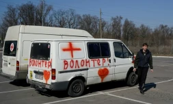 Le mot "volontaire" sur le véhicule d'un convoi apportant vivres et médicaments aux habitants de Marioupol, le 29 mars 2022 à Zaporojie, en Ukraine