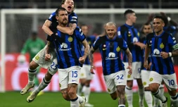 Le défenseur de l'Inter Milan Francesco Acerbi célébre avec ses coéquipiers l'ouverture du score contre l'AC Milan le 22 avril 2024 à San Siro