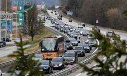 Des automobilistes dans des embouteillages à Albertville en direction des stations de ski des Alpes, le 2 mars 2019