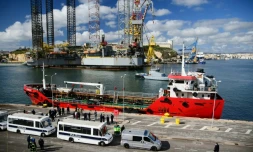 Des véhicules de police sur le quai du port de La Valette où est amarré le pétrolier ravitailleur Elhiblu 1, le 28 mars 2019 à Malte