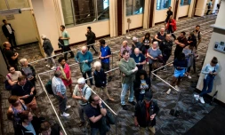 Des électeurs français votent au second tour des législatives, le 6 juillet 2024 à Montréal