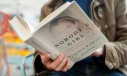 Les mémoires posthumes de Virginia Giuffre, "Nobody's Girl - A Memoir of Surviving Abuse and Fighting for Justice", en vente à Londres, le 21 ocotbre 2025 