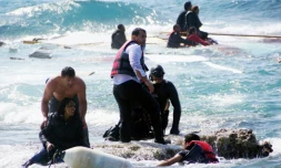 Des migrants secourus par des habitants après le naufrage de leur embarcation le 20 avril 2015 au large de Rhodes en Grèce