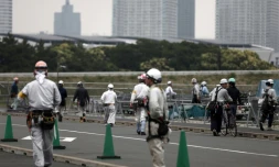 Des ouvriers sur le chantier de construction du centre de gymnastique pour les JO-2020, le 3 juillet Ă Tokyo