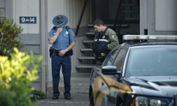 La police, le 2 octobre 2015, au pied de l'immeuble à Roseburg (Oregon) de l'auteur de la fusillade qui a fait 9 morts dans une université