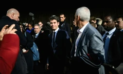 Le Premier ministre Gabriel Attal (C) lors d'un déplacement à Orliénas, dans le RhÎne, le 20 janvier 2024