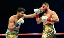 Le Français Arsen Goulamirian (d.) combat le Mexicain Gilberto "Zurdo" Ramirez pour défendre son titre WBA des lourds-légers à Inglewood (Californie), le 30 mars 2024