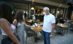 Restaurateur vérifiant le pass sanitaire d'une cliente à Ile Rousse, en Corse, le 23 juillet 2021