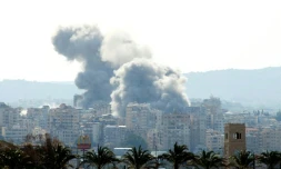 Des panaches de fumée s'élÚvent au-dessus de la ville libanaise de Tyr (sud) aprÚs une frappe israélienne, le 14 avril 2026